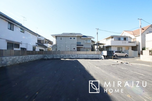 【前面道路含む現地写真】 | 通勤や家族の送迎など、毎日の生活にマイカーが欠かせない方にとって駐車場は大事な条件。敷地内にカースペースがあれば、お出かけやお買い物の際の搬入出も楽々です。
