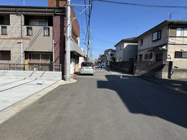 松戸市古ケ崎３丁目新築戸建【古ヶ崎小学校：7分】の前面道路含む現地写真|南側前面道路・幅員約8ｍ