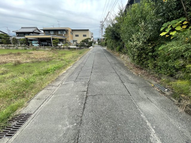 ６１０９９　岐阜市岩地２丁目土地の前面道路含む現地写真
