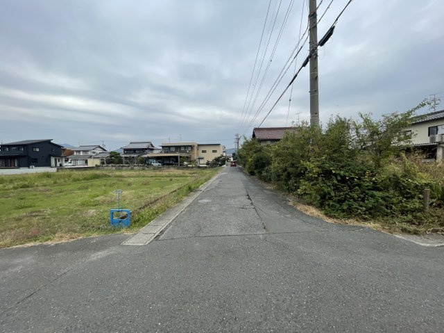 ６４４０１　岐阜市岩地２丁目土地の前面道路含む現地写真
