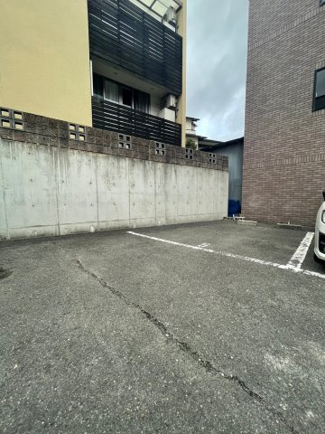 アヴェニール千里丘の駐車場