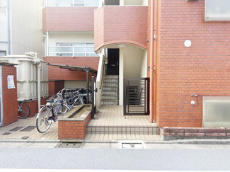 【エントランス】 | お客様を、そして住人を出迎えてくれるマンションのエントランス。ゴミが落ちていないことからも、管理状態の良さや住民の節度の高さが見て取れます。～即日のご見学可能～　お問合せはお気軽にどうぞ。