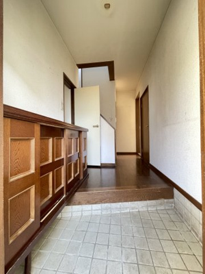 【玄関】 | 深谷市上野台　中古住宅   | 現地(2024年11月撮影)