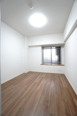 【洋室】 | 【上質リノベ】フローレンス田方ウイングテラス | 【北側洋室約6.0帖】
心と体をゆったりと安らげる主寝室。
寝室のゆとりが大きい分だけ、
暮らしの安らぎは深まります。
一日の疲れを癒すだけでなく、
ご夫婦の親密な語らいを紡ぎ出します。