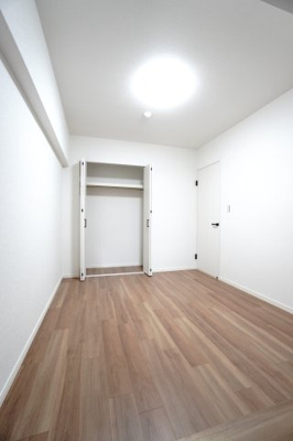 【洋室】 | 【上質リノベ】フローレンス田方ウイングテラス | 【北側洋室約6.0帖】
どんな家具や敷物でも部屋に馴染みやすく、
コーディネートがし易そうですね。
配置も柔軟に対応できるので身の回りの整理もし易い！
自分好みの空間に出来そうですね！