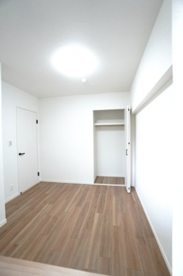 【洋室】 | 【上質リノベ】フローレンス田方ウイングテラス | 【洋室約5.0帖】
こども部屋をコーディネート！このぐらいの広さがあれば、 
お子さんの好きな色やモチーフを使ったコーディネートで、
勉強もお片付けも全部楽しいお気に入りの空間にしていけそうですね！