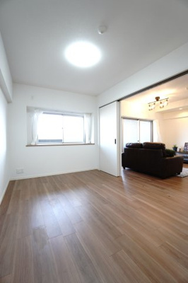 【洋室】 | 【上質リノベ】フローレンス田方ウイングテラス | 【南側洋室約6.0帖】
在宅勤務・リモートワークの書斎や、
趣味やくつろぎのスペースとしても。
家族と一緒に楽しい時間を過ごす中にも、
一人でくつろげる時間と場所は特に良いですね。
