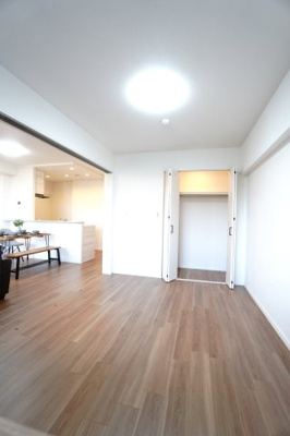 【洋室】 | 【上質リノベ】フローレンス田方ウイングテラス | 【南側洋室約6.0帖】
将来、ライフスタイルや家族構成が変わった時等、
第2子供部屋としても活用できそうですね！
勿論、壁掛けエアコンも取付が出来ますので、
快適な居室環境で過ごせそうです！