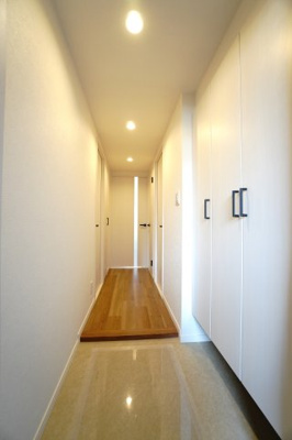 【玄関】 | 【上質リノベ】フローレンス田方ウイングテラス | 【玄関ホール】
人を迎え入れる最初の場所だからこそ、
清潔感があり纏まった空間にして頂ける様に
大型フローティングシューズBOXを設置。
照明はオートライト。消し忘れや
出入りが暗くならなく済みます！