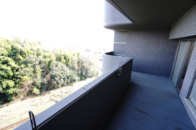 【バルコニー】 | 【上質リノベ】フローレンス田方ウイングテラス | 【バルコニー】
リビングと洋室に接するワイドバルコニー。
前面の建物が邪魔することなくよく陽が当たり、お洗濯物もすぐ乾きそう！
この位の広さがあると、エアコン室外機を置いても十分なスペースを保てます。