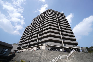 【外観】 | 【耐震性】
耐震性の高さを判断するポイントは、
建築確認申請日が1981年6月1日以降の
新耐震基準に適合しているかどうか。
震度６程度の大地震でも
建物が崩壊しないレベルが基準になりました。