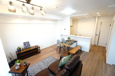 【居間・リビング】 | 【上質リノベ】フローレンス田方ウイングテラス | 【約14.2帖LDK】
インテリアファブリックの柄は植物柄や花柄、
動物柄などを多く取り入れるとによりボタニカルを強調してくれます。
ディスプレイの仕方によっては個性的で魅力的なお部屋になります！