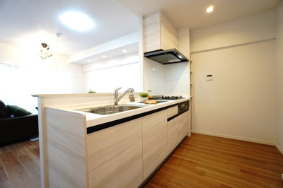 【キッチン】 | 【上質リノベ】フローレンス田方ウイングテラス | 【キッチン】
家事効率がいい動線を採用！
キッチン横は洗面所となっていて、
作業効率が飛躍的に上がり、ストレスがかなり軽減。
また、リビングも見渡せて家族の様子もよく分かり
明るく広く感じる！