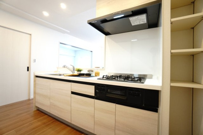 【キッチン】 | 【上質リノベ】フローレンス田方ウイングテラス | ☆キッチンの特徴☆
・クリナップ社製
・アクリストンワークトップ
・浄水器一体型ハンドシャワー水栓
・フラットスリムレンジフード
・換気扇幕板が他の面材と同色
・キッチン横は調味料置場等のフリーラック