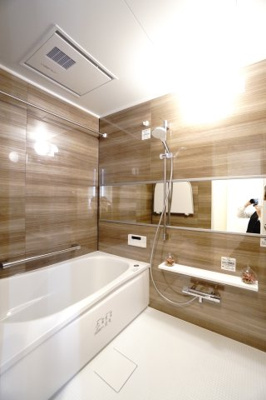 【浴室】 | 【上質リノベ】フローレンス田方ウイングテラス | 【バスルーム】
TOTO社製RWシリーズは
「ゆるリラ浴槽」「カラリ床」で独自の技術によりバスタイムを
よりよく演出してくれます！
更に、浴室暖房乾燥機が標準設備！
お手入れが楽なシステムバスです。