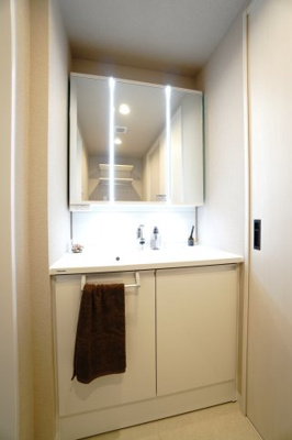 【独立洗面台】 | 【上質リノベ】フローレンス田方ウイングテラス | 【コスメカウンター】
Panasonic社製！
「美ルックツインラインLED照明」は、
従来の照明より自然な肌の色に見える照明。
肌の色味を美しく引き立て、
洗面ボウルも広くメイクの時間をより素敵に。