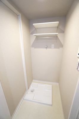 【独立洗面台】 | 【上質リノベ】フローレンス田方ウイングテラス | 【パウダールーム】
嬉しい、タオル掛け付きの2段可動式のリネンラック。
しかも装着が楽なワンタッチ式の給水栓！
洗濯機置場はドラム式の洗濯機も入るサイズですが、
お手持ちのサイズが入るか要確認です！