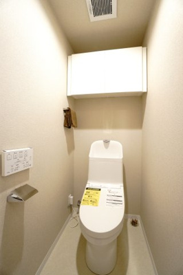 【トイレ】 | 【上質リノベ】フローレンス田方ウイングテラス | 【レストルーム】
TOTO社製！きれいをまもるせいけつトイレ！
お掃除はサッとひとふきで完了！
少ない水で、汚れをしっかり洗い流します。
手洗い機能付きなので、もしもの時も慌てない！
キャビネット付！