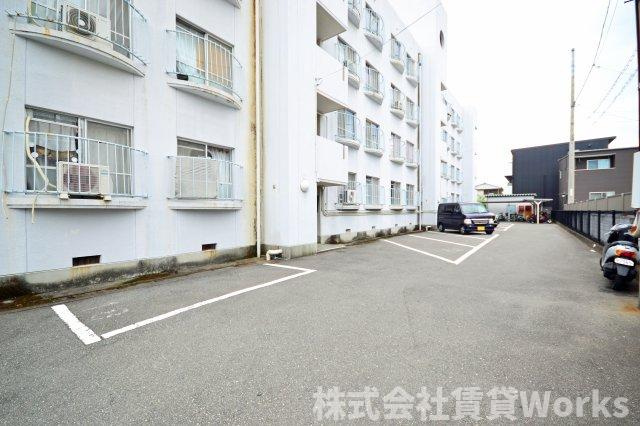 イータウン矢三Ⅱの駐車場|駐車場完備です