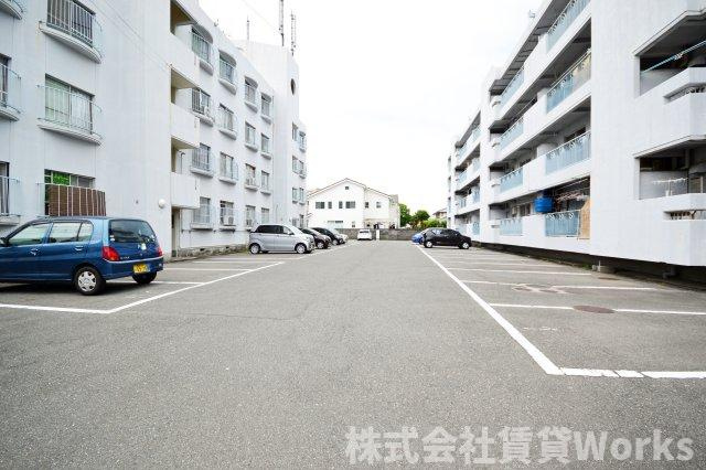 イータウン矢三Ⅱの駐車場|駐車場があるので、車を買う予定の方も安心です