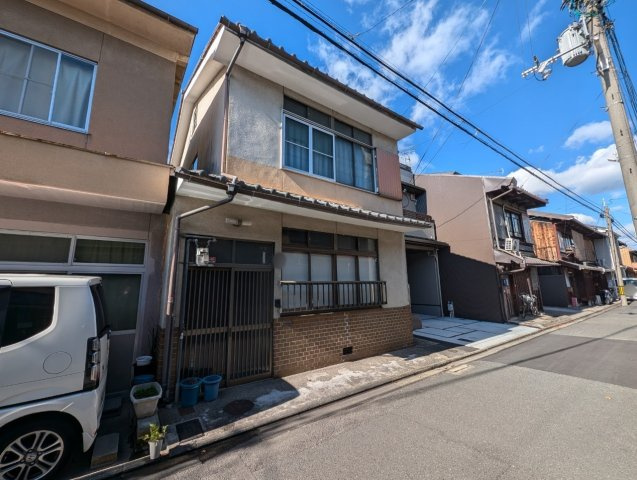 小坂町の前面道路含む現地写真|キッチン以外に６部屋あり、来客時も安心です！