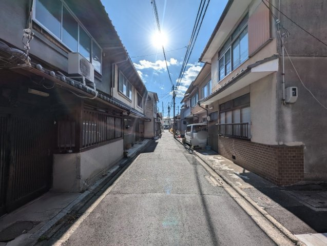 小坂町の前面道路含む現地写真|前道約３．５０㎡の公道。前面道路は車通りの少ない道です♪