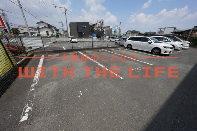 ハイカムール山本【10,000円キャッシュバック対象物件】の駐車場|車をお持ちの方に嬉しい駐車場付きの物件です