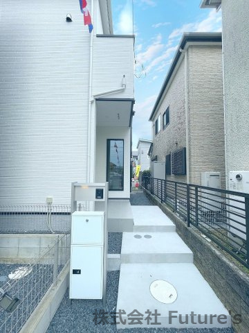 流山市平和台2丁目　新築戸建　全3棟　2号棟のエントランス|不在時に便利な宅配BOXあり