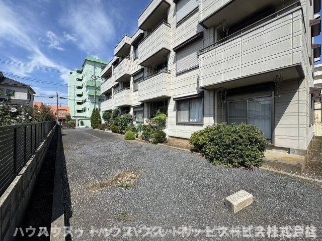 メゾンコムラ の駐車場