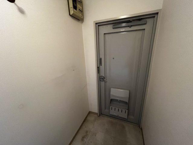 奈良ハイツ一号棟の玄関