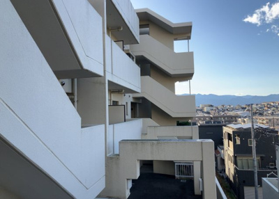 【中庭】 | シティパル座間B棟 | 中庭（パティオ）とは、一つの建築物の内部に設けられた、壁などで囲われている庭のことを指します。コの字型、ロの字型が主流ですが、L字型の中庭もあります。最近では、インテリア性の高さからも人気があります。