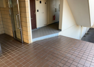 【エントランス】 | シティパル座間B棟 | マンションのエントランスには、もともと風よけや防犯の役割がありますが、マンションによって宅配ボックスなどの設備が備わっている所もあります。日々の生活をイメージしながら生活しやすさをチェックしましょう。