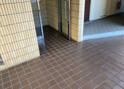 【ロビー】 | シティパル座間B棟 | ラウンジは、マンションの共用スペースに椅子やテーブルなどを配置した利用者が寛げる空間です。屋内型ラウンジと屋外型ラウンジがあります。共用部分の管理状況と合わせて、詳細については現地でご確認ください。