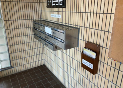 【設備】 | シティパル座間B棟 | エントランス付近に設置されている集合ポストは、住んでいる部屋と離れているため、ポストをあさるなど誰かに何かされていても被害に気づきにくいです。入居する時には他人に特定されにくい番号で鍵をかけましょう！