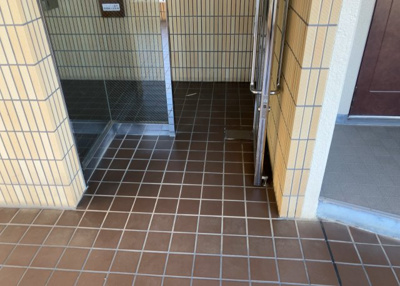 【ロビー】 | シティパル座間B棟 | ロビーというと、エントランスと何がちがうの？と思いますよね。実はロビーとエントランスには明確な決まりはありません。物件によっては、エントランスを入って広がるある程度の広さのある空間がロビーとなります。