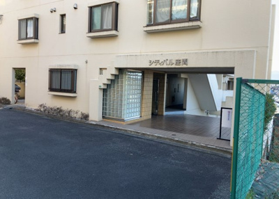 【外観】 | シティパル座間B棟 | 隣家の土地はどうなっているのか、生活利便施設が近くにあるのか、学校まで近いかなど、お客様のライフスタイルにあわせたイメージが重要です。また、近くにあると困る施設が近くにないかも確認するといいでしょう。