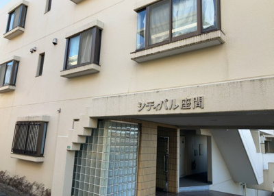 【現況写真】 | シティパル座間B棟 | 道幅が広い場所は日当たりや風通が良好です。幅が広いのですれ違いも可能ですし大きな車でも駐車可能！一方で、大型車が通ることも多くなるため交通量の増加により騒音に繋がります。また土地の値段が高くなります。