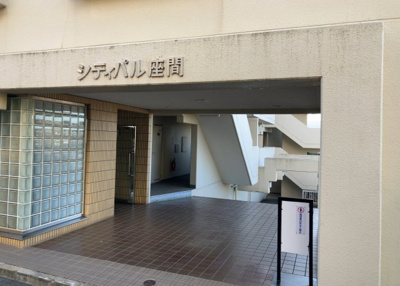 【構造・工法・仕様】 | シティパル座間B棟 | ＲＣ造、Reinforced Concreteは直訳すると補強されたコンクリートです。主に柱や梁・床・壁が鉄筋とコンクリートで構成おり、鉄筋を組んだ型枠にコンクリートを流し込んで固めたものを指します。