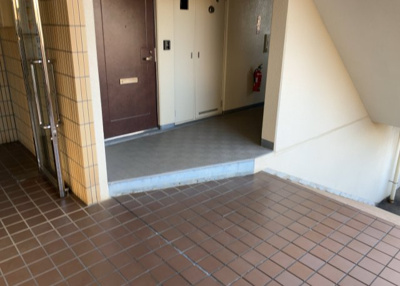 【玄関】 | シティパル座間B棟 | 玄関は家の顔でもあり、家族以外の目にも止まる場所です。玄関は外との間を仕切る扉、靴などをしまっておく収納スペース、靴脱ぎのたたきスペース、来客とのやり取りをするドアホンなど複数のアイテムからなります。