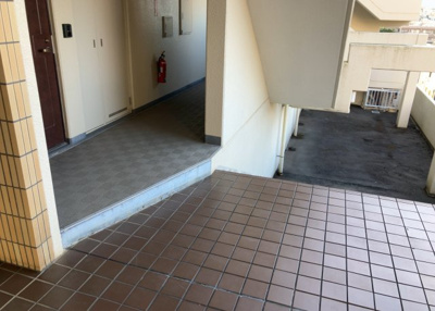 【内装】 | シティパル座間B棟 | 共有部分は、住民なら誰もが使える設備のこと。例えば駐車場やエレベーター、インターネット設備、セキュリティ設備などがあります。他にも、マンションの廊下・外部階段やエントランス・ゴミ置き場などがあります。