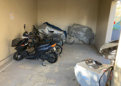 【駐車場】 | シティパル座間B棟 | 車一台あたりに必要なスペースは、標準サイズの普通自動車で横幅2m50cm、長さ5mは必要になります。ただし、乗降のことも考慮して横幅3m30cm、長さ5m50cmほどは確保できるところを選びましょう。