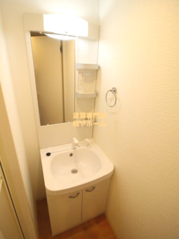 グランパシフィック長橋の洗面所|明るい洗面所です