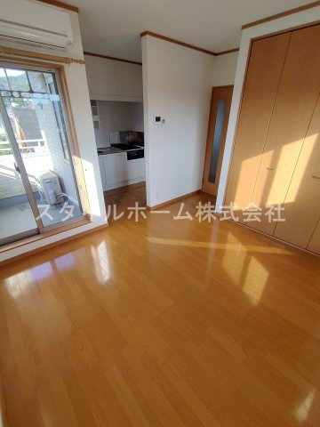 カーサ国府の居間・リビング|同建物内別部屋の写真です。