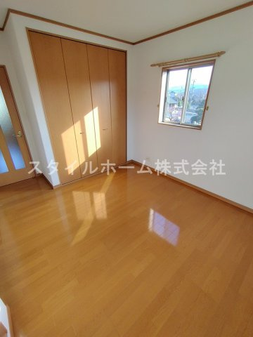 カーサ国府の居間・リビング|同建物内別部屋の写真です。