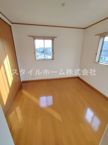 カーサ国府の居間・リビング|同建物内別部屋の写真です。