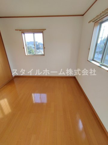 カーサ国府の居間・リビング|同建物内別部屋の写真です。