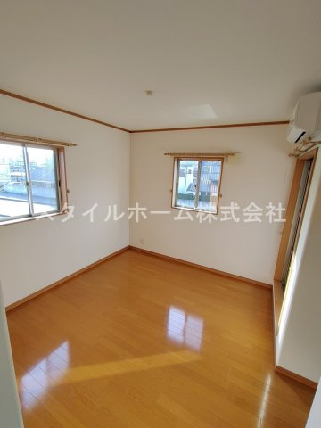 カーサ国府の居間・リビング|同建物内別部屋の写真です。