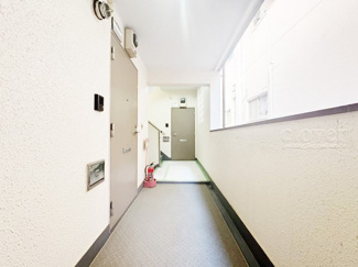 【その他共用部分】 | 当該フロアの共用廊下です。ここもきれいに清掃されています。周囲のお部屋の様子も、ぜひ伺ってみてください。～即日のご見学可能～　お問合せはお気軽にどうぞ。