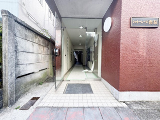 【エントランス】 | お客様を、そして住人を出迎えてくれるマンションのエントランス。ゴミが落ちていないことからも、管理状態の良さや住民の節度の高さが見て取れます。～即日のご見学可能～　お問合せはお気軽にどうぞ。