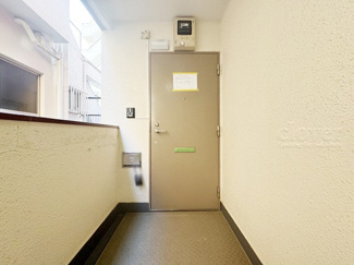【その他共用部分】 | 皆様をお迎えする、お部屋の玄関ドア。開けやすさや開放角度、ドアノブの操作しやすさや鍵の形状などを、現地で一度ご確認ください。～即日のご見学可能～　お問合せはお気軽にどうぞ。